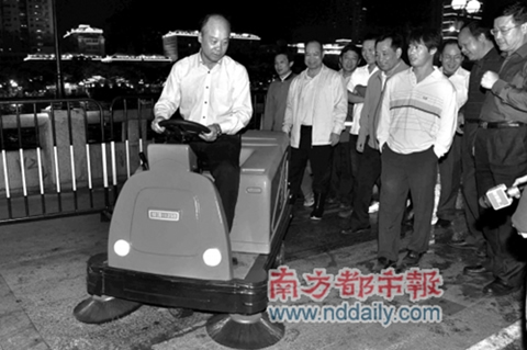 廣州副市長駕駛愛瑞特瑞清1250登上《南方都市報(bào)》
